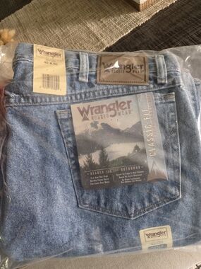 Wrangler Men’s Relaxed Fit Jeans - Light Blue